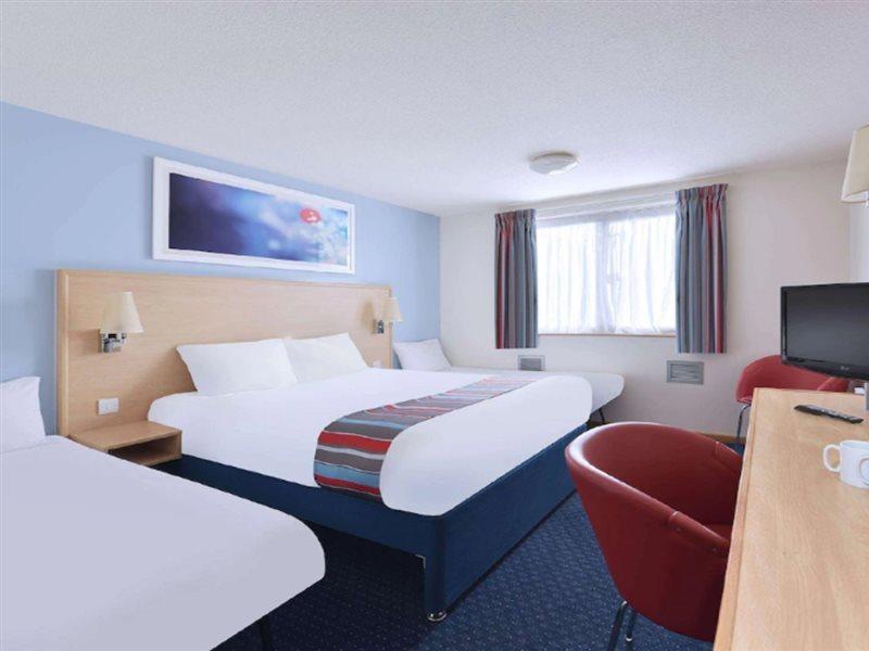 Travelodge Staines Bagian luar foto