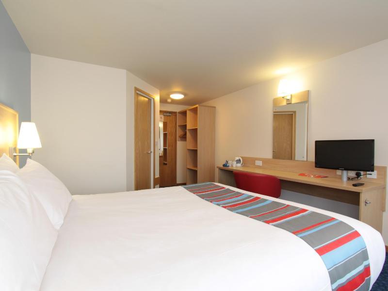 Travelodge Staines Bagian luar foto