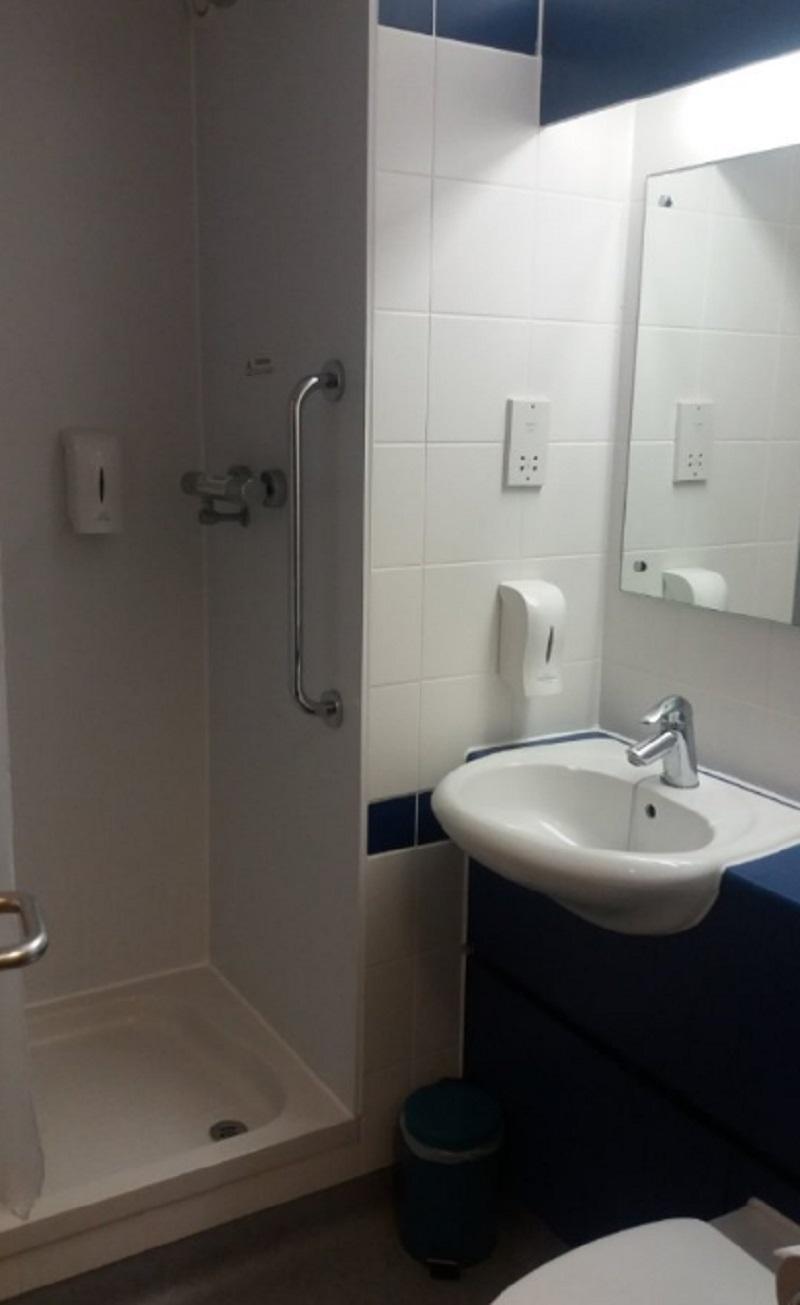 Travelodge Staines Bagian luar foto